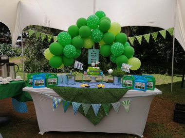 Green balloon arch table